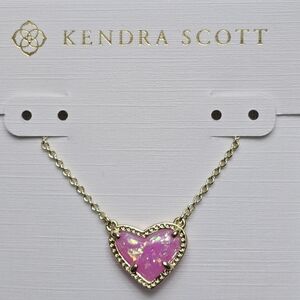Kendra Scott Ari Heart Gold Pendant Necklace In Pink Iridescent Glitter Glass